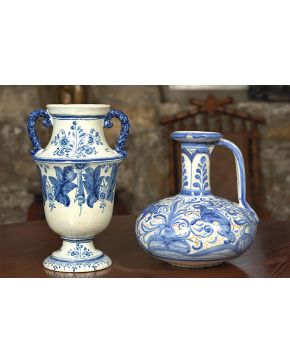 752-Lote en cerámica de Talavera blanca y azul con marcas Ruiz de Luna. Formado por jarrón con asas trenzadas decorado con motivos vegetales y jarro con a