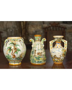 760-Lote de tres piezas en cerámica levantina. uno de ellos con marcas de Manises. 