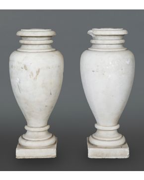 625-Pareja de jarrones en mármol. Italia. s. XX.