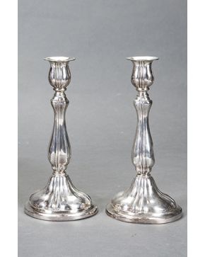 822-Pareja de candeleros abalaustrados en plata española punzonada.
