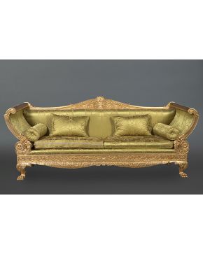 400-Gran sofá estilo Imperio en madera tallada y dorada con decoración en relieve de elementos vegetales. Patas terminadas en garras. Tapicería adamascada