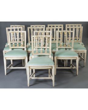511-Conjunto de 12 sillas. en madera tallada. lacada en blanco y parcialmente doradas; 8 de ellas Gustavianas. Suecia. s. XVIII y 4 en estilo Gustaviano. 