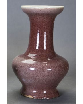318-Antiguo jarrón en cerámica esmaltada china color granate. Con marcas en la base.