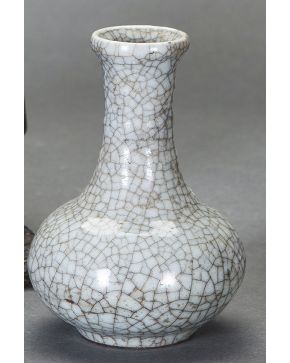 317-Jarroncito antiguo en cerámica esmaltada china color gris con bello efecto craquelado.