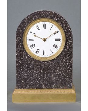 647-Elegante reloj de sobremesa Imperio. Francia. primer tercio s. XIX. 