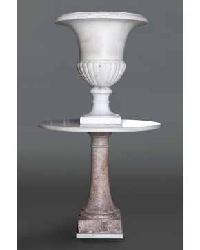 507-Gran copa en mármol blanco tallado. pp. s. XIX.