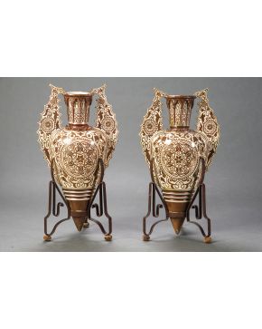 967-Decorativa pareja de jarrones en cerámica de reflejo metálico neonazarí. tipo Alhambra.  Sobre soportes  trípode en metal. 