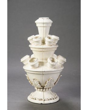 973-Pie de lámpara de sobremesa en cerámica blanca de Manises con forma de tulipanera. 