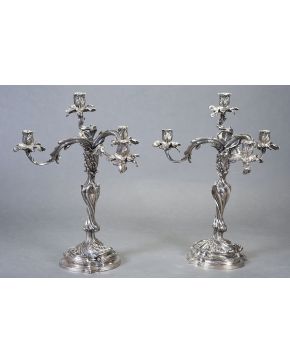 482-Importante pareja de candelabros de cuatro luces estilo Luis XV en plata maciza. Sobre base recortada con fuste. nudo y brazos ondulados a base de hoj