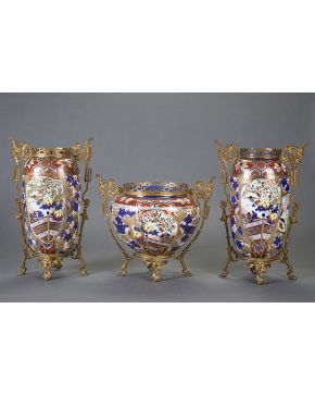 304-Guarnición formada por dos jarrones y centro de mesa. En porcelana oriental tipo Imari con monturas francesas en bronce dorado. s. XIX.