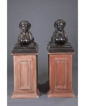 418-Pareja de esfinges en bronce pavonado. Francia. s. XIX.