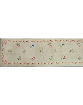 633-Alfombra de pasillo en lana de nudo español. diseño rosas y cintas sobre campo beige. 