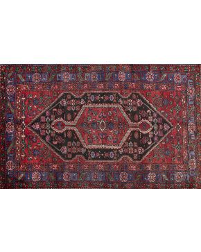 559-Antigua alfombra persa tribal HAMADAN. en lana anudada a mano. Oeste de Iran. Doble medallón central de forma hexagonal con bordes dentados sobre el c