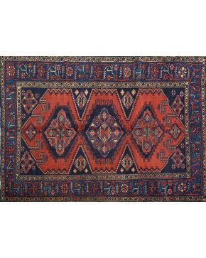 820-Antigua alfombra persa WISS en lana anudada a mano. Oeste de Iran. cerca de Hamadan. El diseño sigue patrones nómadas. en este caso. a base de tres gr