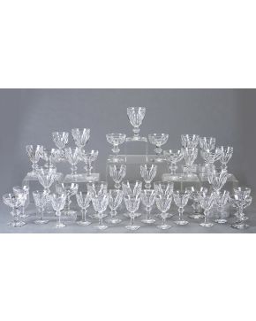 905-Completa cristalería de Baccarat. modelo Harcourt. C. 1950. Total piezas: 48.