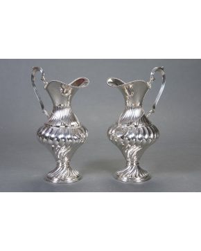 534-Elegante pareja de jarras para vino en plata española punzonada.