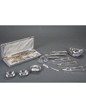 872-Variado lote de objetos de mesa en plata y plateado compuesto por: dos saleros en cristal tallado con bocas en plata. 5 pinzas para marisco en platead