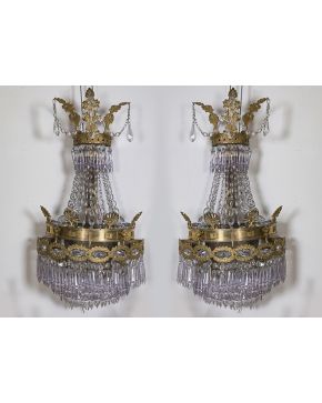 444-Elegante pareja de apliques estilo Imperio en bronce dorado y cristal. 