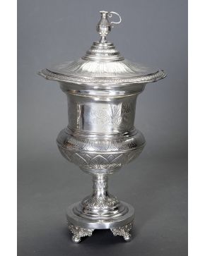 778-Copa con tapa en plata en plata. posiblemente Barcelona. s. XIX. Con marcas.
