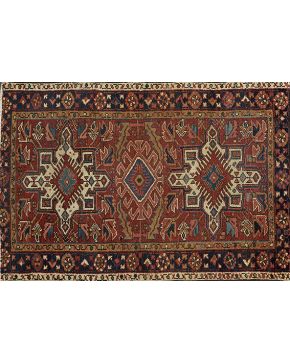 835-Pequeña alfombra persa antigua. Azeerbaijan. con decoración de medallones y motivos geométricos sobre campo color rojizo.
