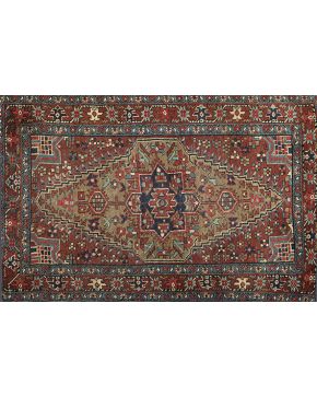374-Pequeña alfombra antigua turca. sivas. con decoración geométrica estilizada y campo color pardo.