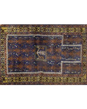 920-Pequeña alfombra persa de oración. Beluchistan. sobre campo azul oscuro y cenefa color mostaza.