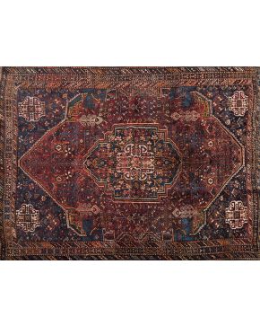 888-Alfombra rústica persa. Qashgai. en lana con profusa decoración de flores. jarrones y motivos esquemáticos.