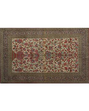 332-Elegante alfombra persa Ispahan. de lana y seda. con decoración de jarrón con flores sobre campo beige y cenefa en negro.