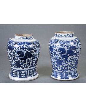 324-Pareja de tibores en porcelana china blanca y azul. s. XIX. 