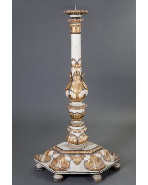 785-Decorativo gran torchero en madera tallada. dorada y pintada. España. s. XVIII. 