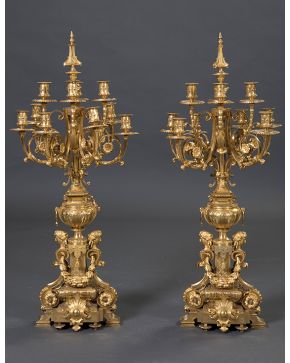 387-Gran pareja de candelabros de diez luces en bronce dorado al mercurio. Napoleón III. Francia. c. 1860. Fuste a modo de jarrón con decoración de bustos