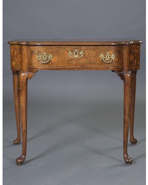 368-Tocador holandés. c. 1800. en madera tallada con decoración de marquetería en la tapa formando motivos florales y de aves. Cajón en cintura. Con llave