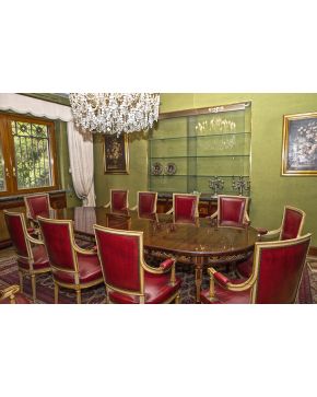 484-Elegante mesa de comedor de Herraiz. con una extensión. Madera tallada con decoraciones en dorado. Tiene una extensión.