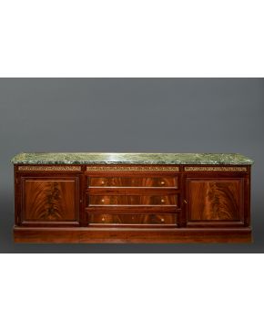 479-Mueble aparador en madera tallada con mueble cubertero incorporado. Tapa de mármol verde veteado.