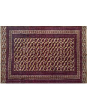 378-Alfombra persa en lana con decoración geométrica central sobre campo color granate.
