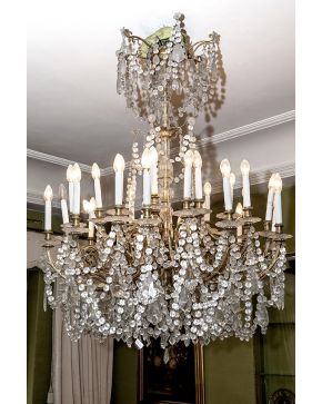 480-Gran lámpara de comedor en cristal tallado con cuentas y flores aplicadas y bronce dorado.