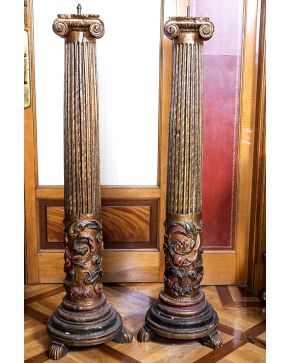 860-Pareja de columnas en madera tallada y policromada basada en modelos barrocos. S. XIX.