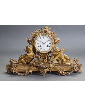 543-Reloj de sobremesa en bronce dorado. Francia. S .XIX.