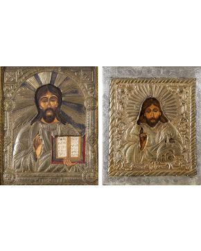 753-Lote de dos iconos rusos del siglo XIX pintados en temple sobre tabla. Cubierta en metal dorado y plateado. 
