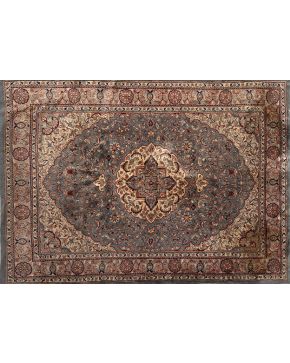 367-Alfombra persa en lana de rico colorido con decoración de motivos vegetales sobre campo color turquesa. 