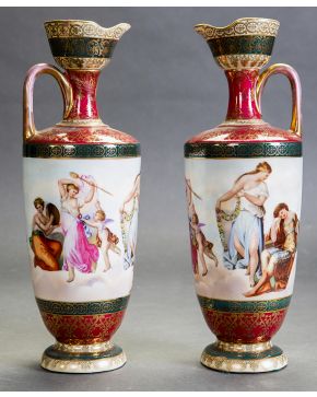 434-Pareja de elegantes jarras en porcelana de Viena. s. XIX. Escenas clásicas esmaltadas y grecas y detalles en dorado. 