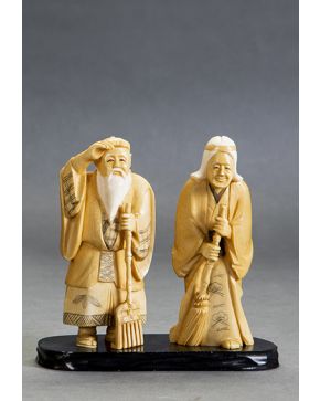 349-Lote de dos figuras en marfil tallado y policromado. China. principios s XX. Sobre peana de madera. 
