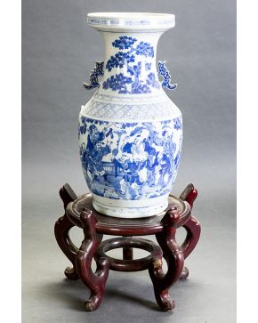 351-Jarrón chino en porcelana blanca y azul. Principios s. XIX. Sobre base en madera tallada. 