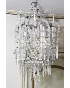 370-Antigua lámpara farol en cristal tallado con decoración de cuentas. prismas y flores aplicadas. 