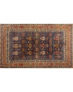 385-Alfombra persa en lana de rico colorido con decoraciones esquemáticas. 