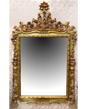852-Espejo en madera tallada. dorada y pintada. Decoraciones caladas. 