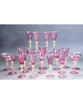 483-Cristalería de Murano en tonos rosados y melados. Formada por: 12 copas de agua. 12 copas de vino tinto. 12 copas de vino blanco y 12 copas de champag