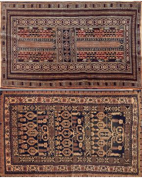 957-Lote de dos alfombras orientales sobre campos oscuros.  