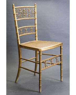 823-Silla de baile en madera tallada y dorada con asiento de rejilla.