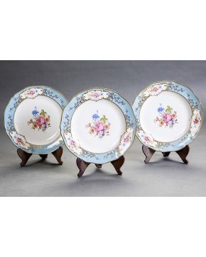927-Lote de 3 platos en porcelana esmaltada de Limoges.